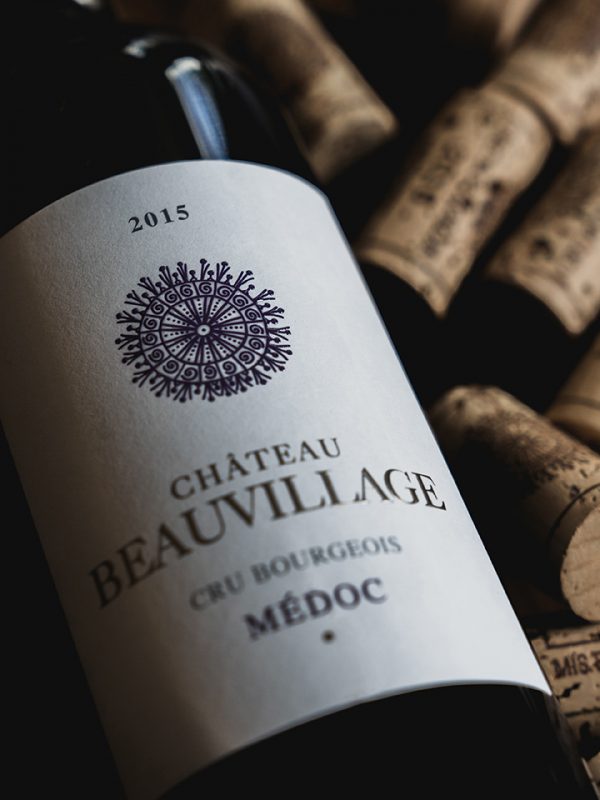 packshot de la bouteille du millésime 2015 de château beauvillage, vignoble en médoc