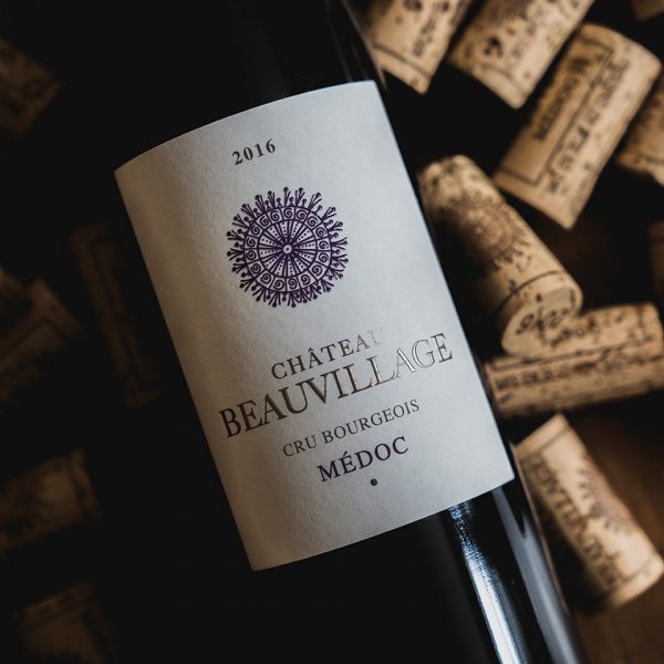 packshot de la bouteille du millésime 2016 de château beauvillage, vignoble en médoc