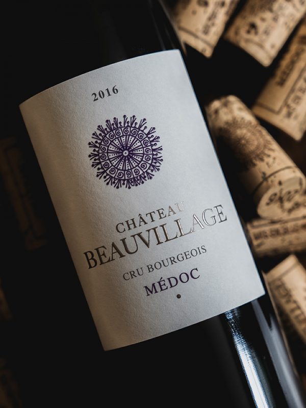 packshot de la bouteille du millésime 2016 de château beauvillage, vignoble en médoc